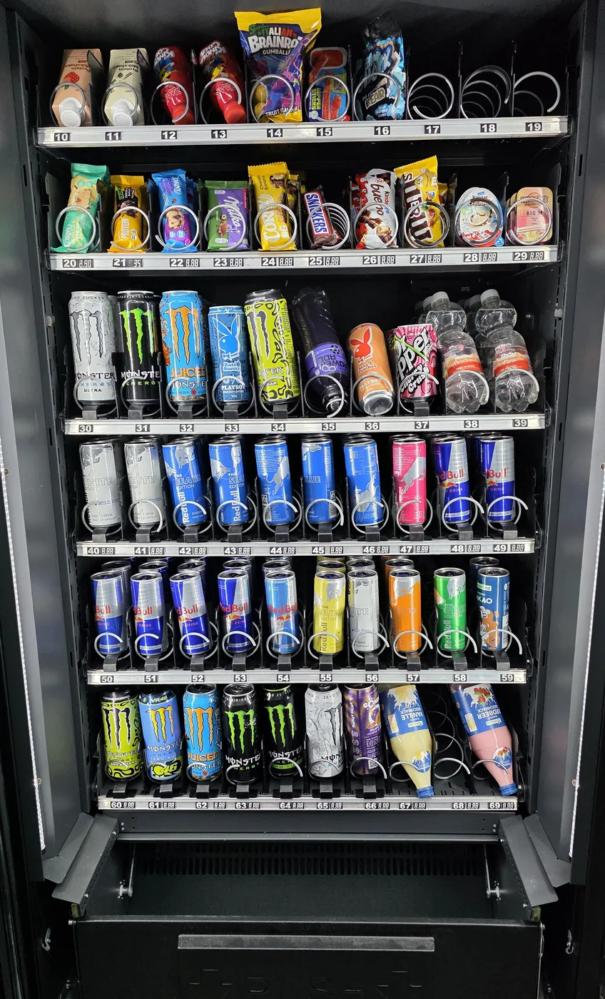 Gut gefüllter Getränkeautomat