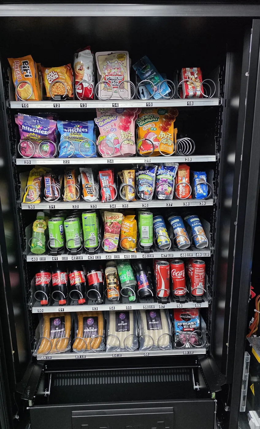 Gut gefüllter Snackautomat von Rehm's Snack Oase
